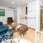 Hall Apartment *