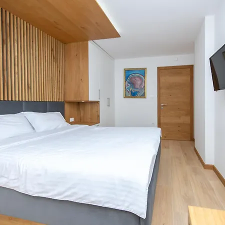 Hall Apartment *