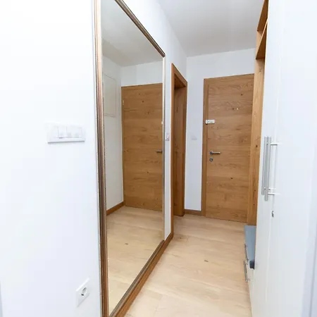 Hall بييلينا